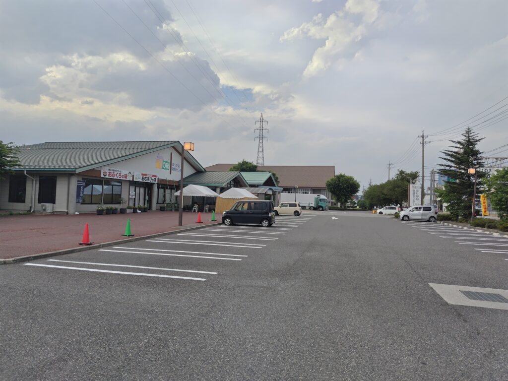 道の駅ほりがねの里 売店・トイレ前の駐車場