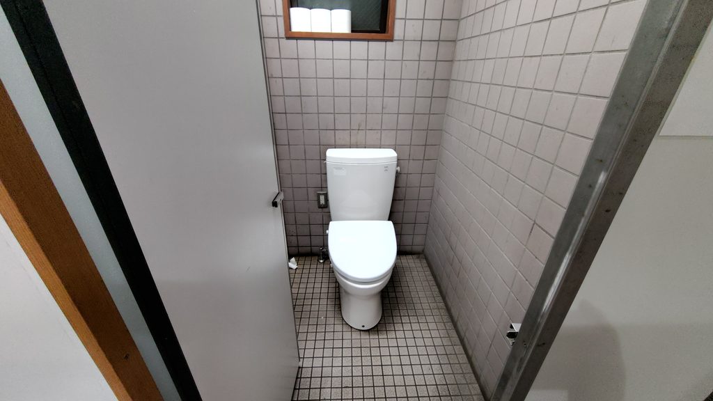 トイレ①の個室。ウォッシュレット非対応の洋式便器