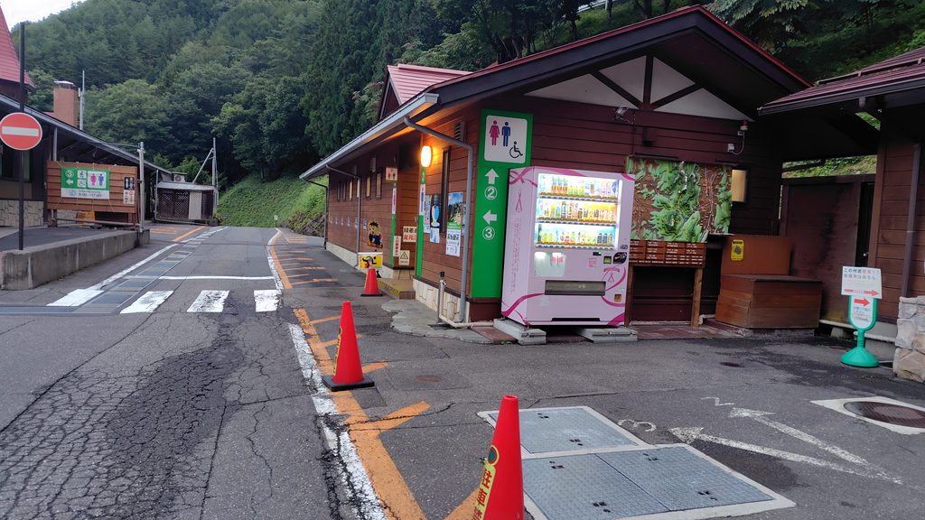 道の駅 風穴の里のトイレ②外観。手前に自動販売機が並ぶ