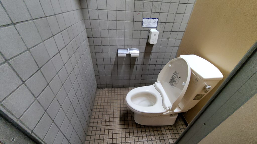 トイレ②の個室。ウォッシュレット非対応の洋式便器