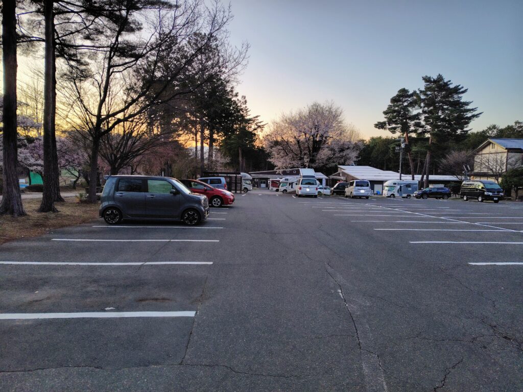 道の駅大芝高原 大芝荘前の駐車場の様子