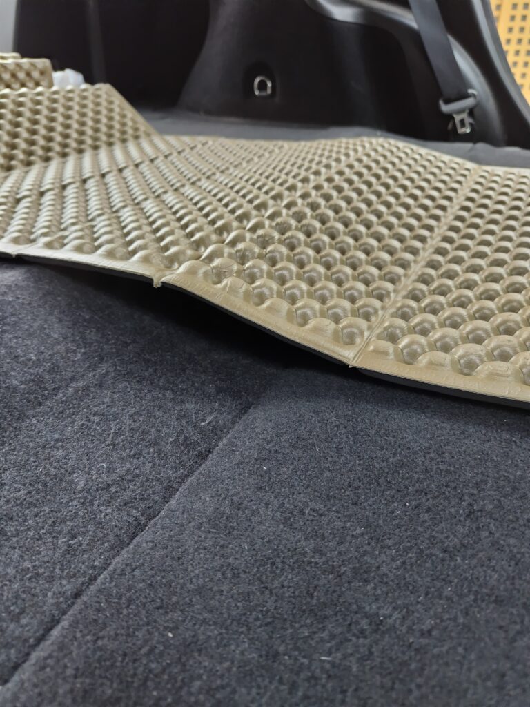 後部座席を倒したときにできるシートの凹凸