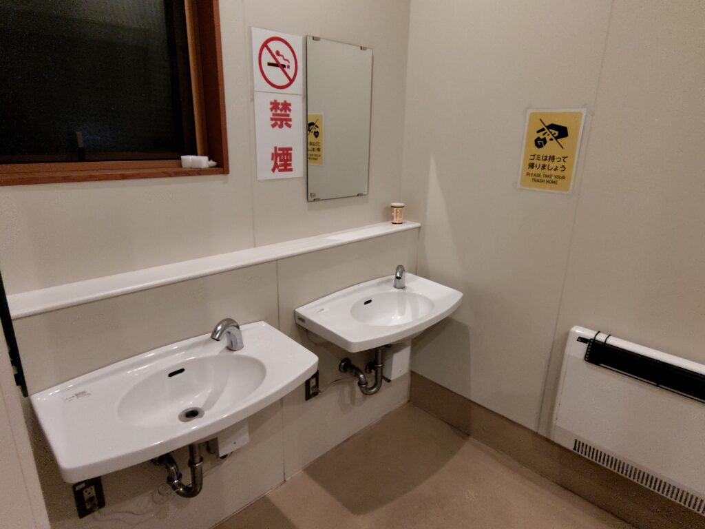 道の駅大芝高原 大芝公園管理事務所前のトイレ外観