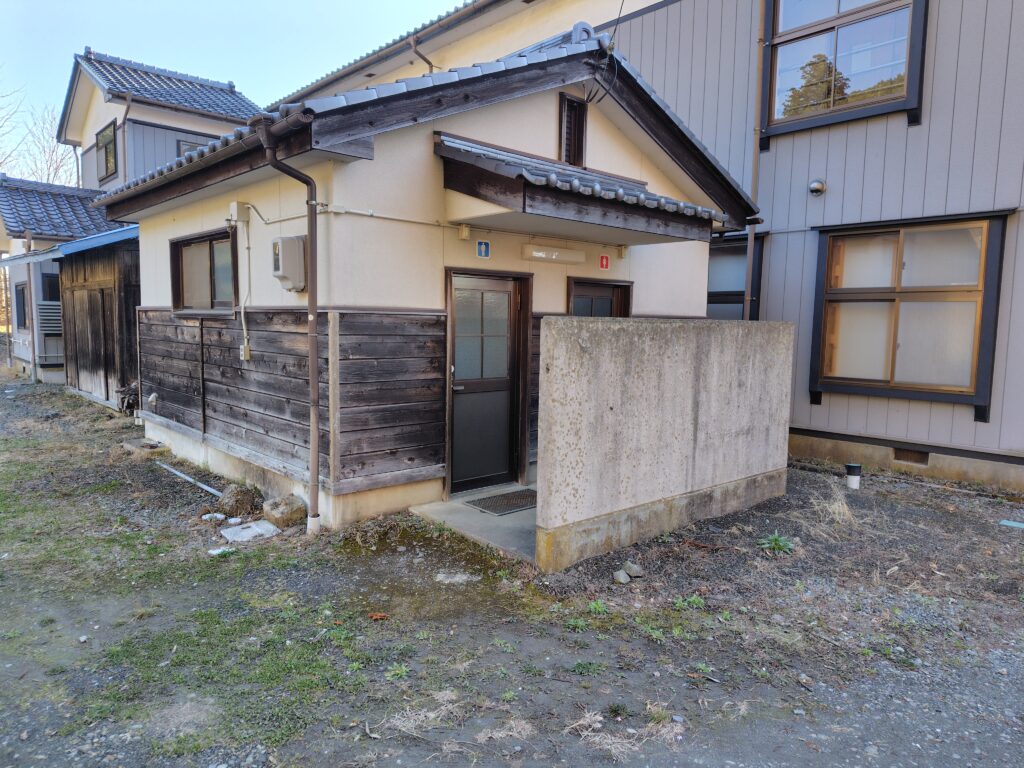 経ヶ岳 仲仙寺登山口の駐車場トイレ