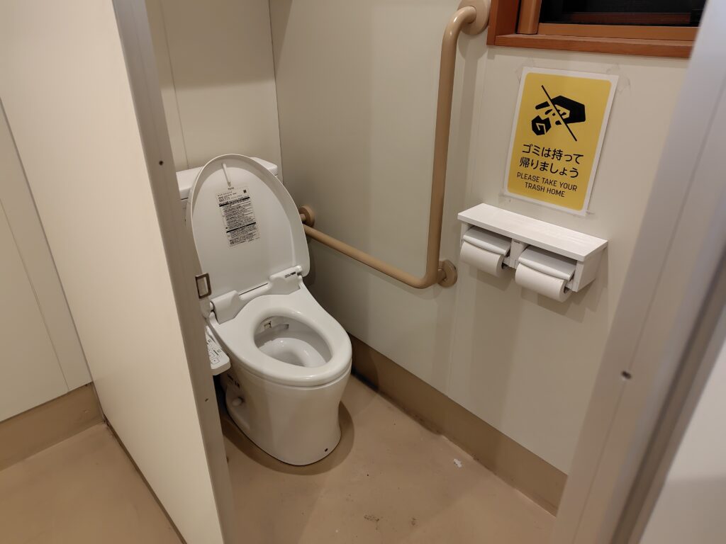 道の駅大芝高原 大芝公園管理事務所前のトイレ内部