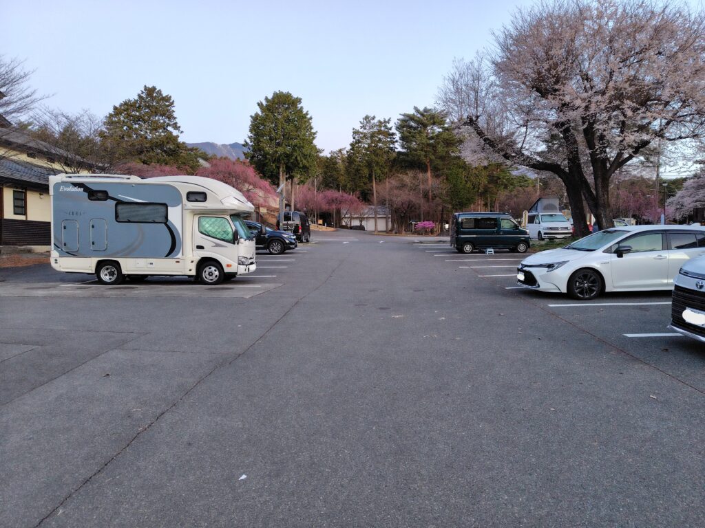 道の駅大芝高原 飲食店前の駐車場の様子