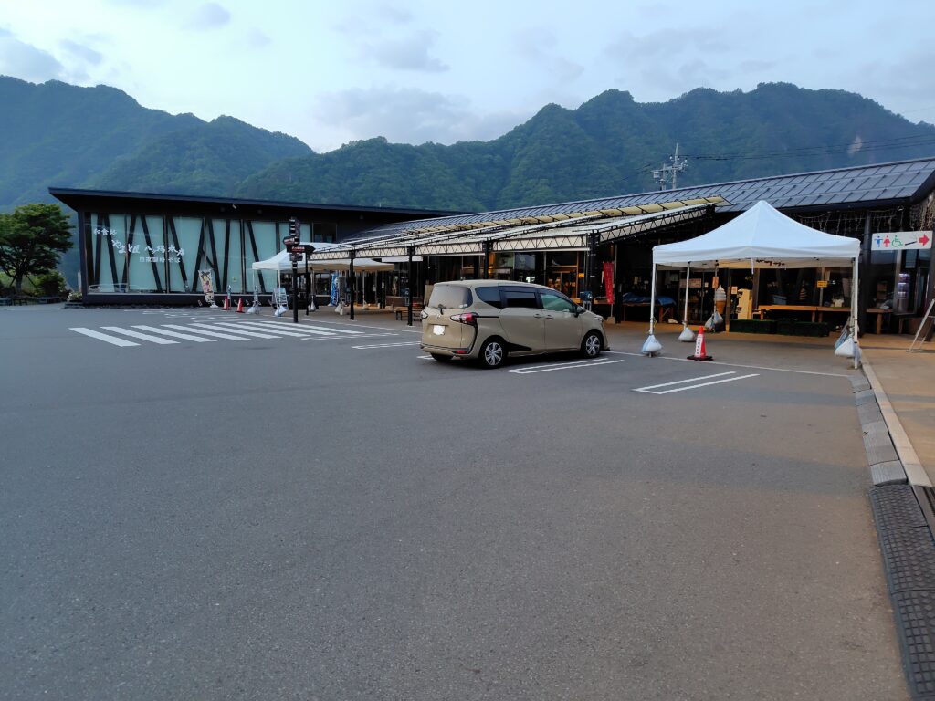 道の駅 八ッ場ふるさと館 建物正面の駐車場(傾斜なし)