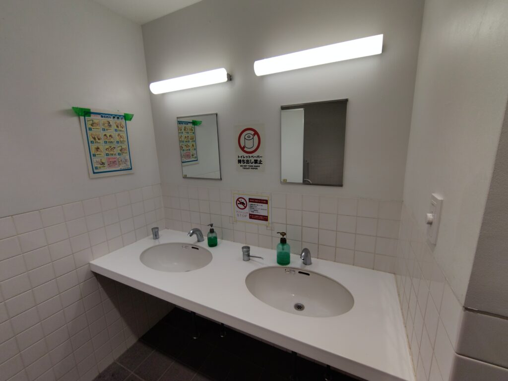 道の駅あいぽーと佐渡のウォッシュレット対応トイレ内観