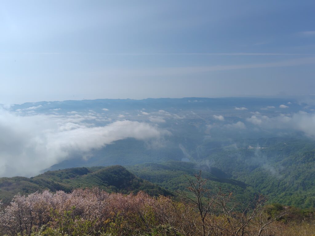 金北山山頂から望む日本海と佐渡の山並み
