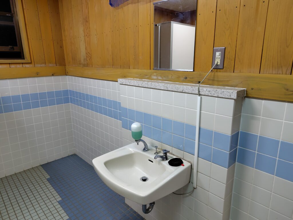 道の駅 雪のふるさとやすづかのウォッシュレット対応トイレ内観