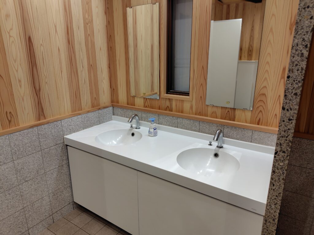 道の駅 くろほね・やまびこのトイレ入口