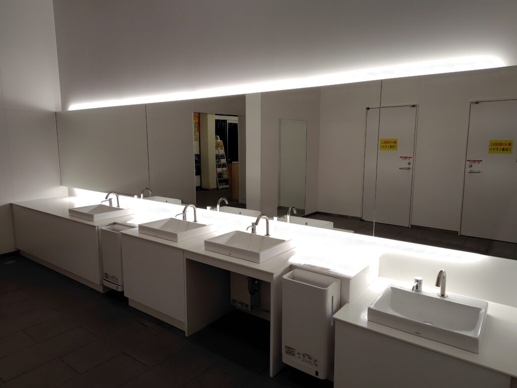 道の駅 尾瀬かたしなのトイレ入口