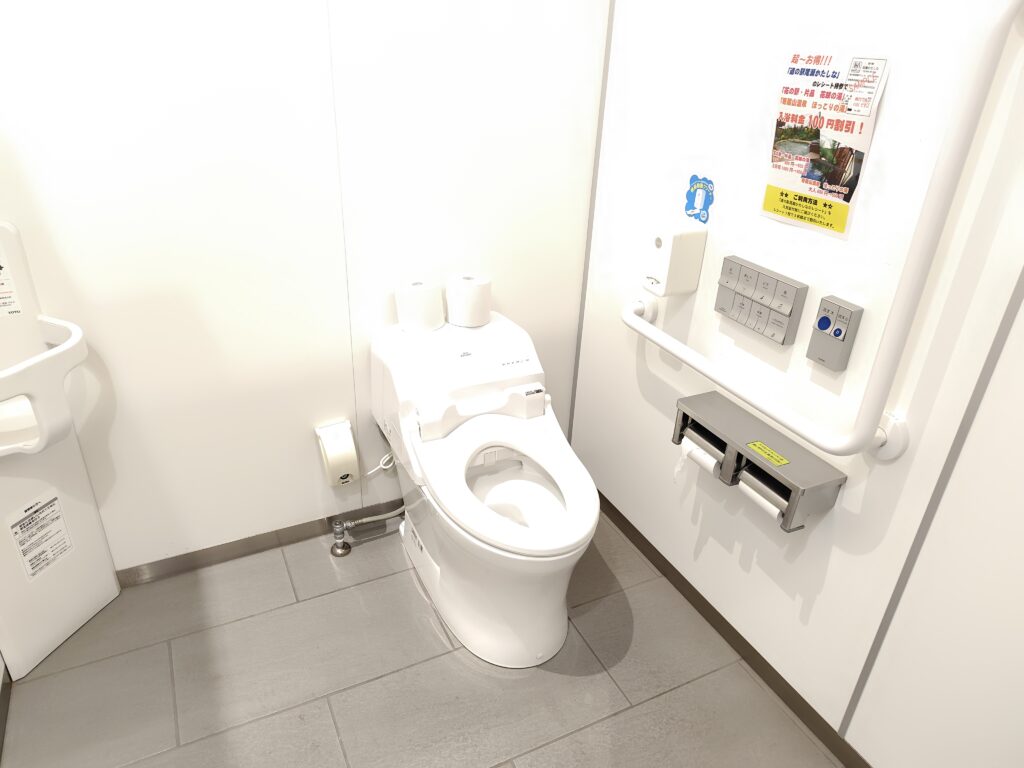 道の駅 尾瀬かたしなのトイレ個室内(広めの作り)