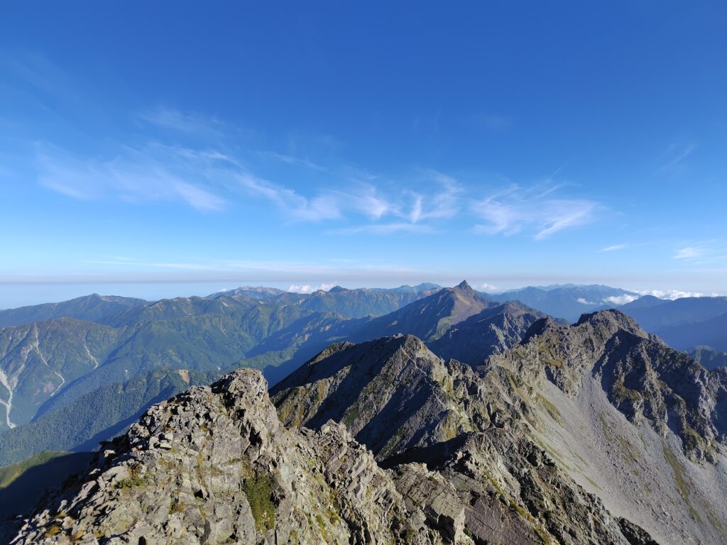 奥穂高岳から望む北アルプスの山々（岐阜側）