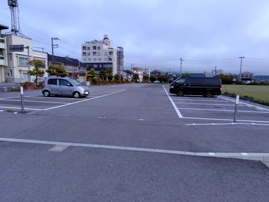 道の駅あいぽーと佐渡 夜間利用不可エリアの駐車場（日中のみ利用可）