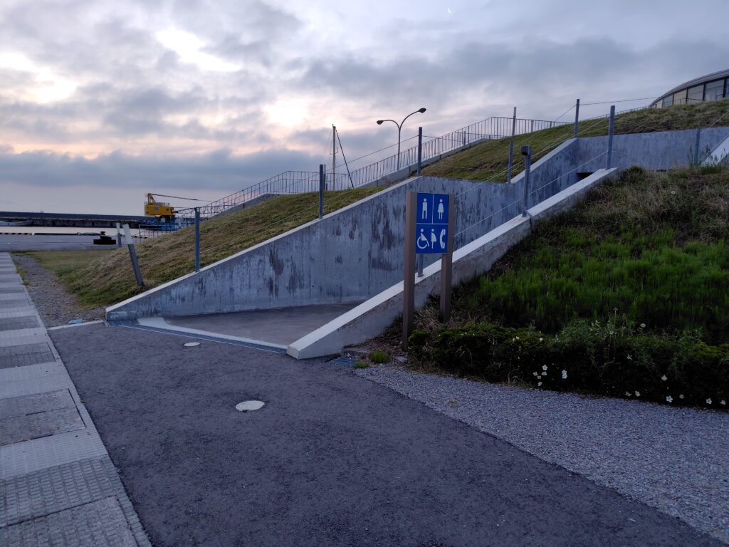 道の駅あいぽーと佐渡のトイレ入口の様子