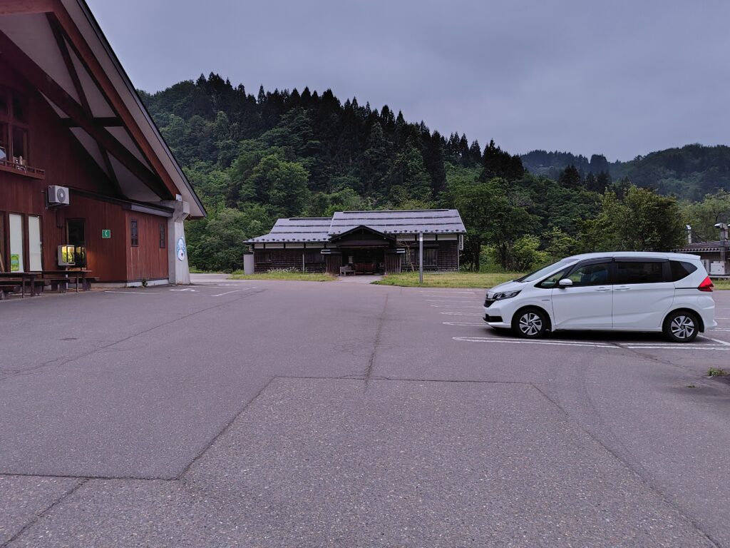 道の駅 雪のふるさとやすづかの南側駐車場と建物