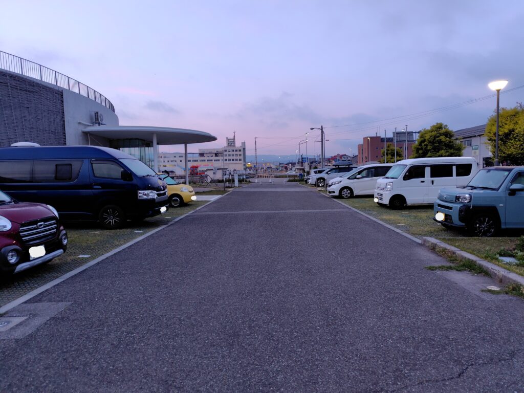 道の駅あいぽーと佐渡のインフォメーションセンター前駐車場