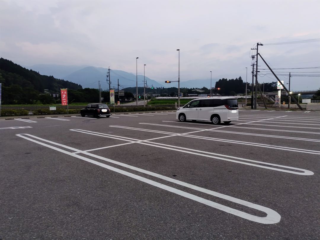 道の駅 田切の里の売店前駐車場