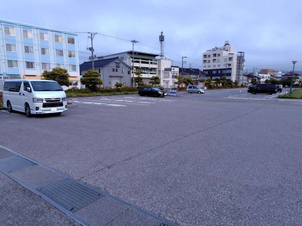 道の駅あいぽーと佐渡 大型車駐車場（道の駅入口付近）