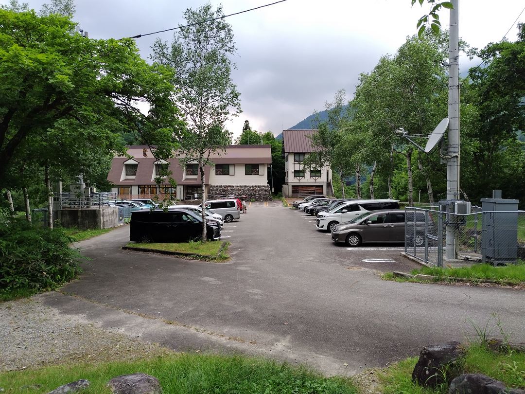 馬場島荘前の駐車場