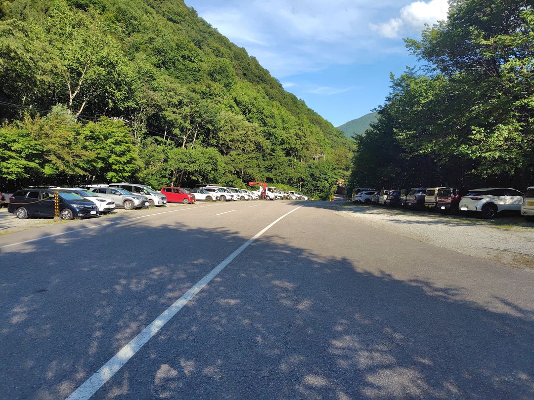 七倉山荘駐車場（登山者用エリア）