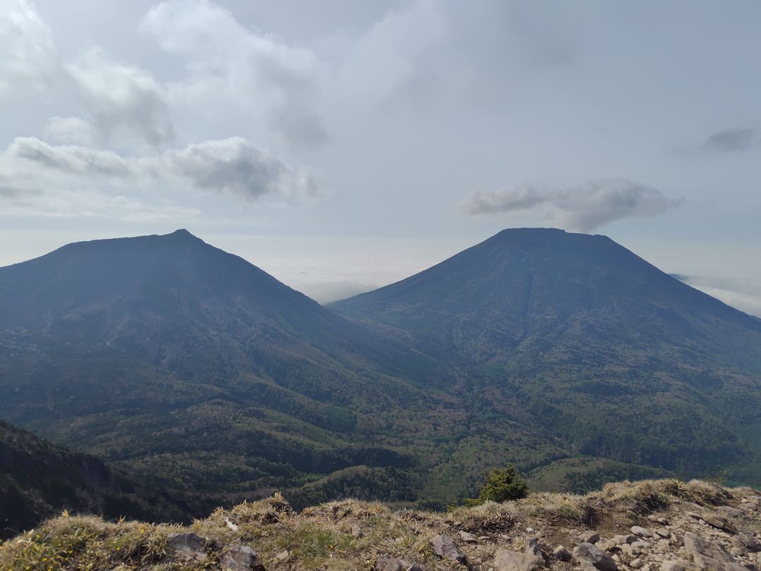 小太郎山から見た男体山と女峰山