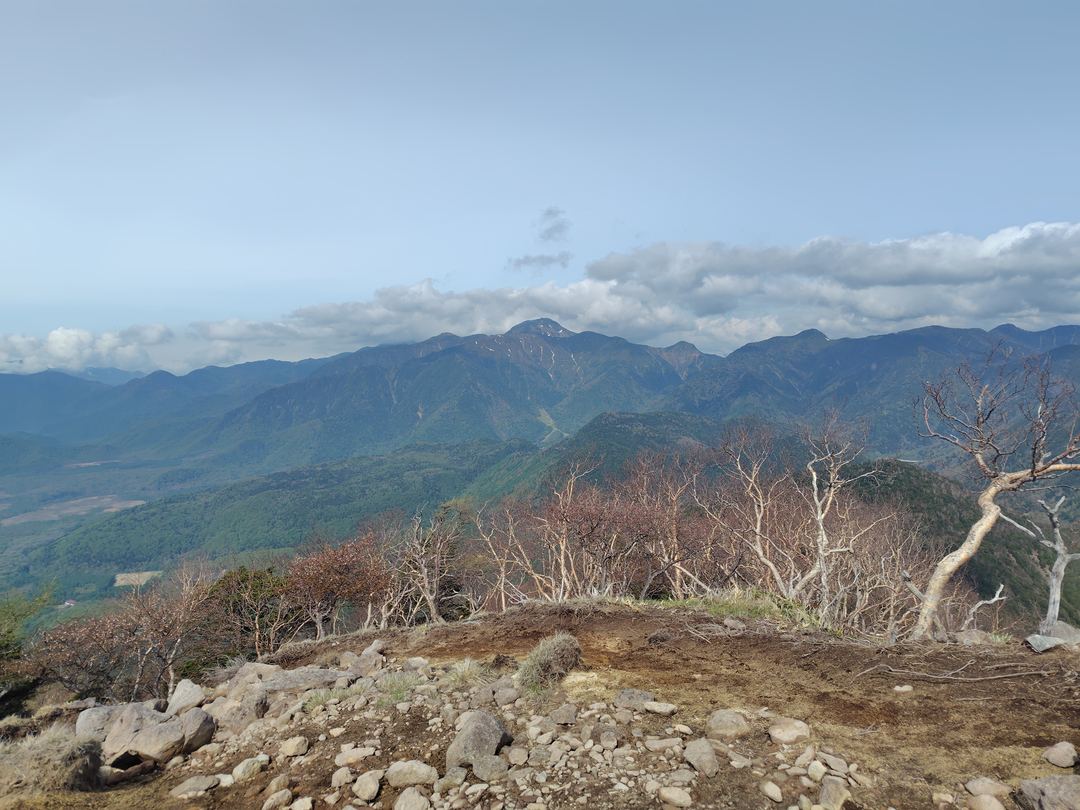 小太郎山から見た日光白根山