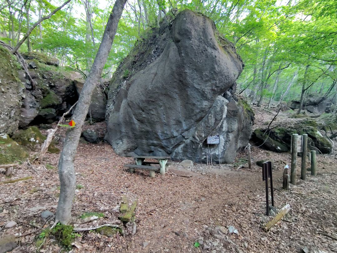 庚申山ルートの鏡岩