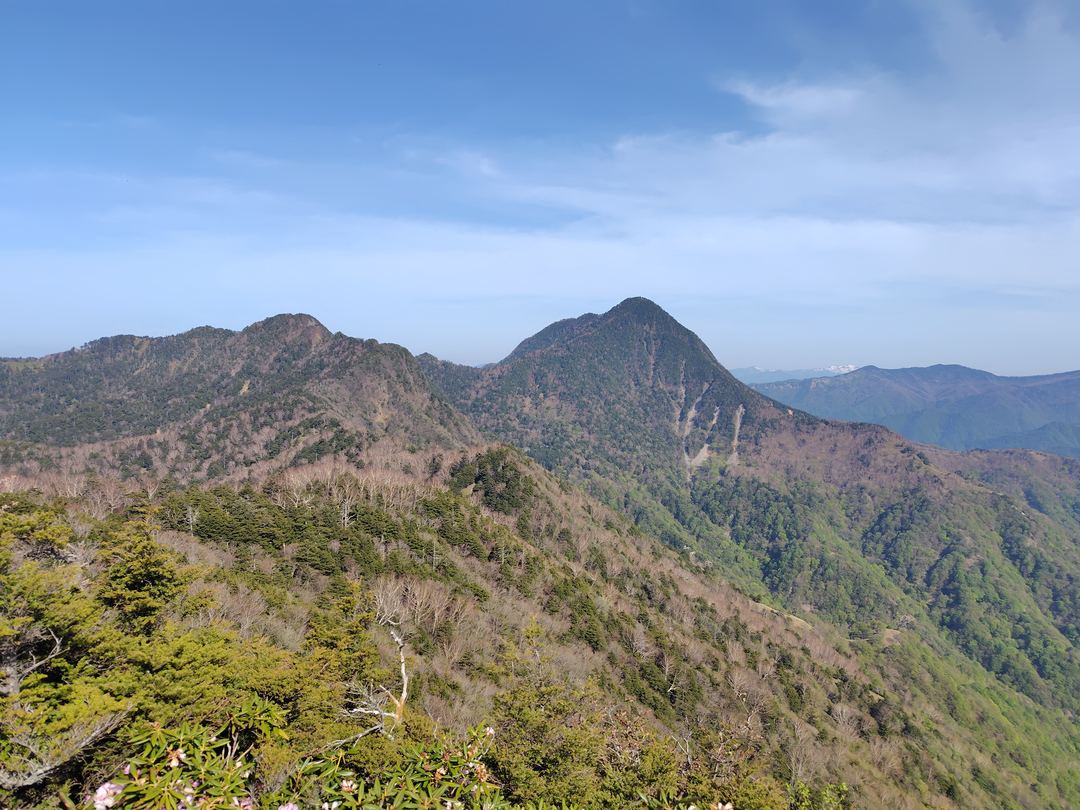 庚申山先の展望所から皇海山を望む