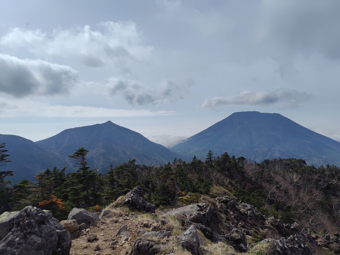 太郎山山頂から望む男体山方面