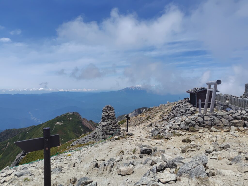 木曽駒ヶ岳の山頂から望む御嶽山