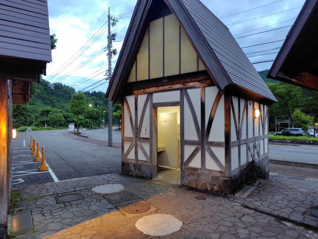 立山駅のトイレ外観