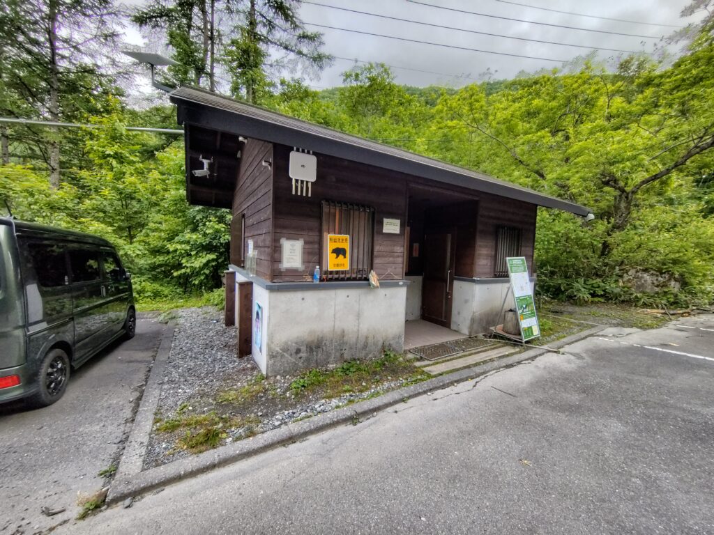 三股登山口駐車場の男女別トイレ