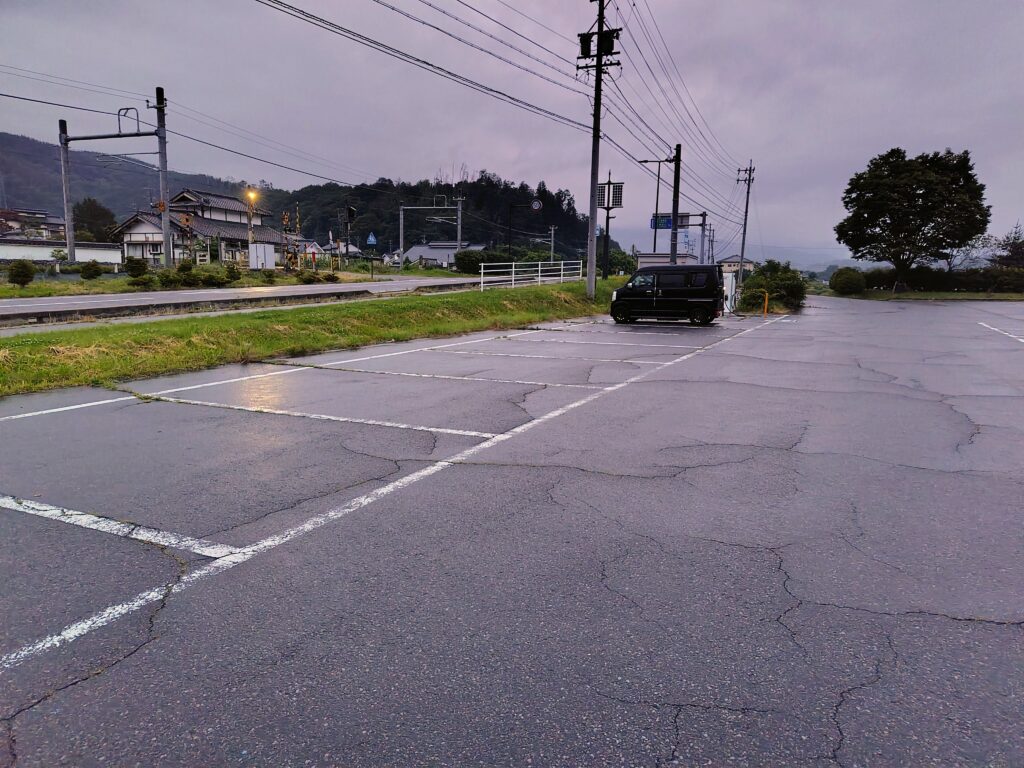 道の駅 さかきたの国道沿い駐車場（傾斜あり・踏切が近い）