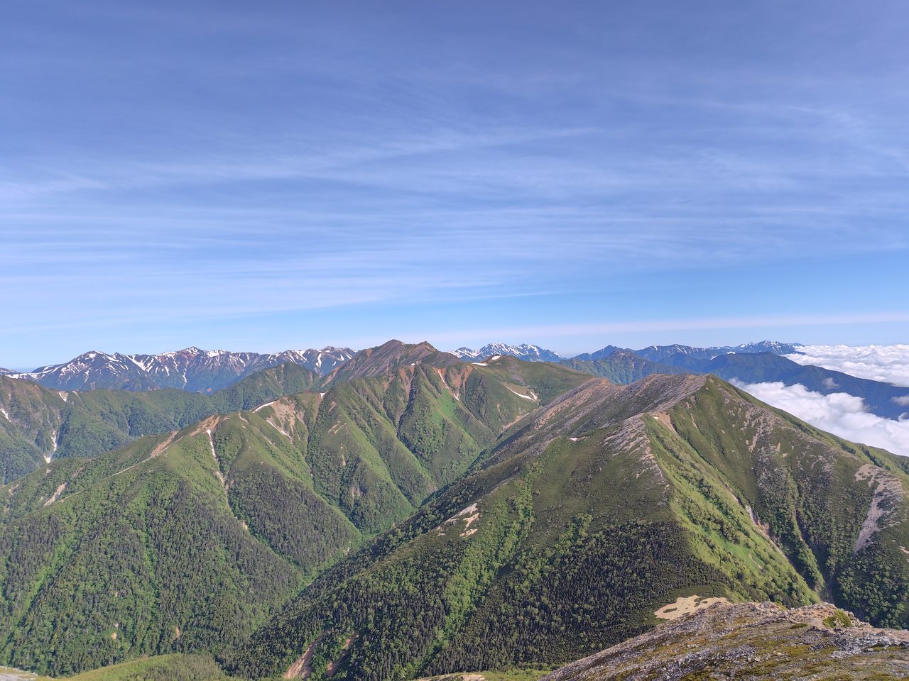 常念岳から望む横通岳・東天井岳方面