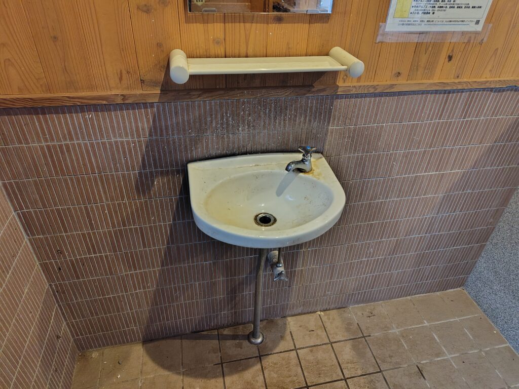 三股登山口駐車場トイレ内の洗面台（水は飲用不可）