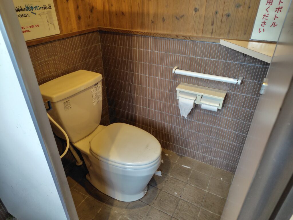 三股登山口駐車場トイレの洋式個室