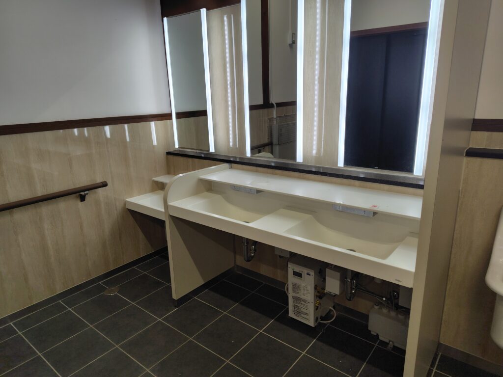 道の駅 さかきたのトイレ内（ウォシュレット対応）
