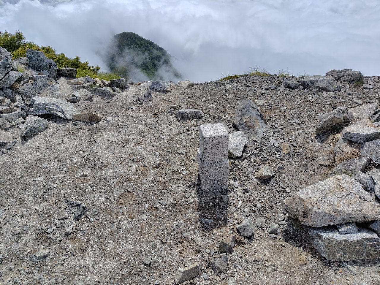 横通岳の山頂（標高2767m・百高山）