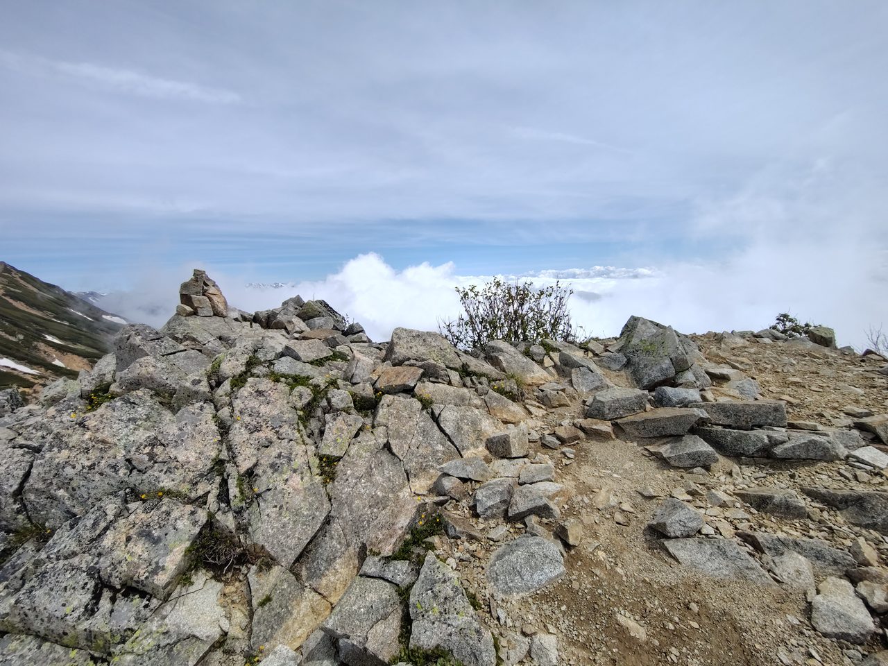 東天井岳の山頂（標高2814m・山頂標識なし）