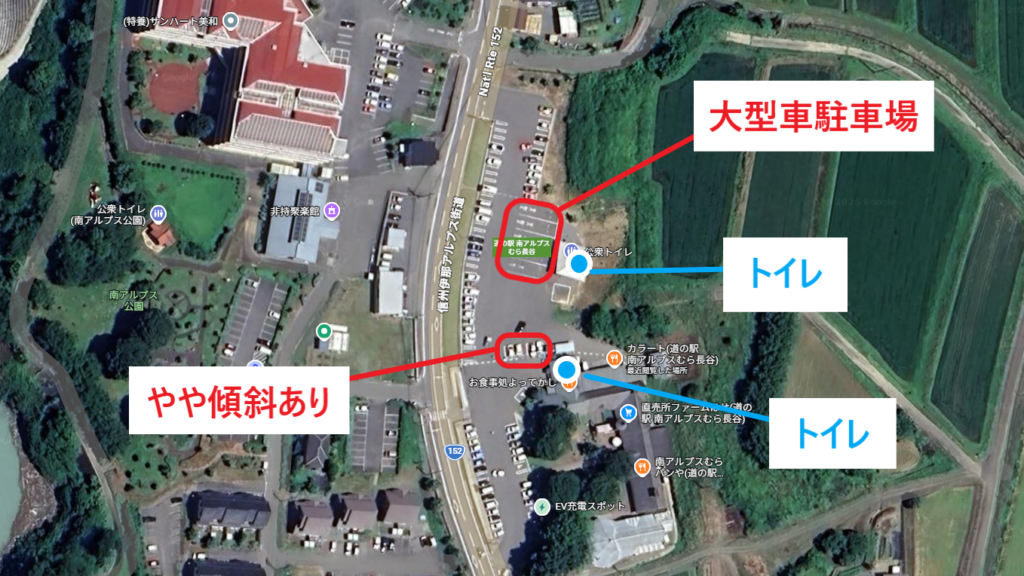 道の駅 南アルプスむら長谷の駐車場の様子（国道152号沿い）