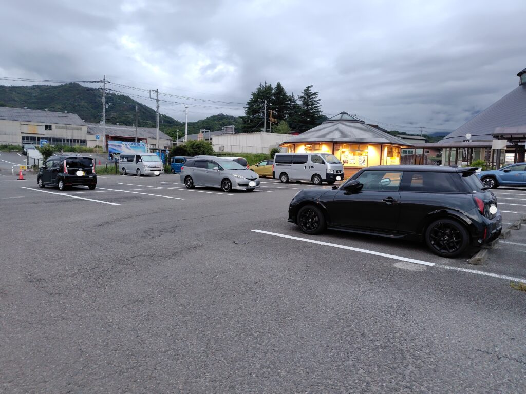道の駅 はくしゅうのトイレ付近の駐車場(傾斜緩い)