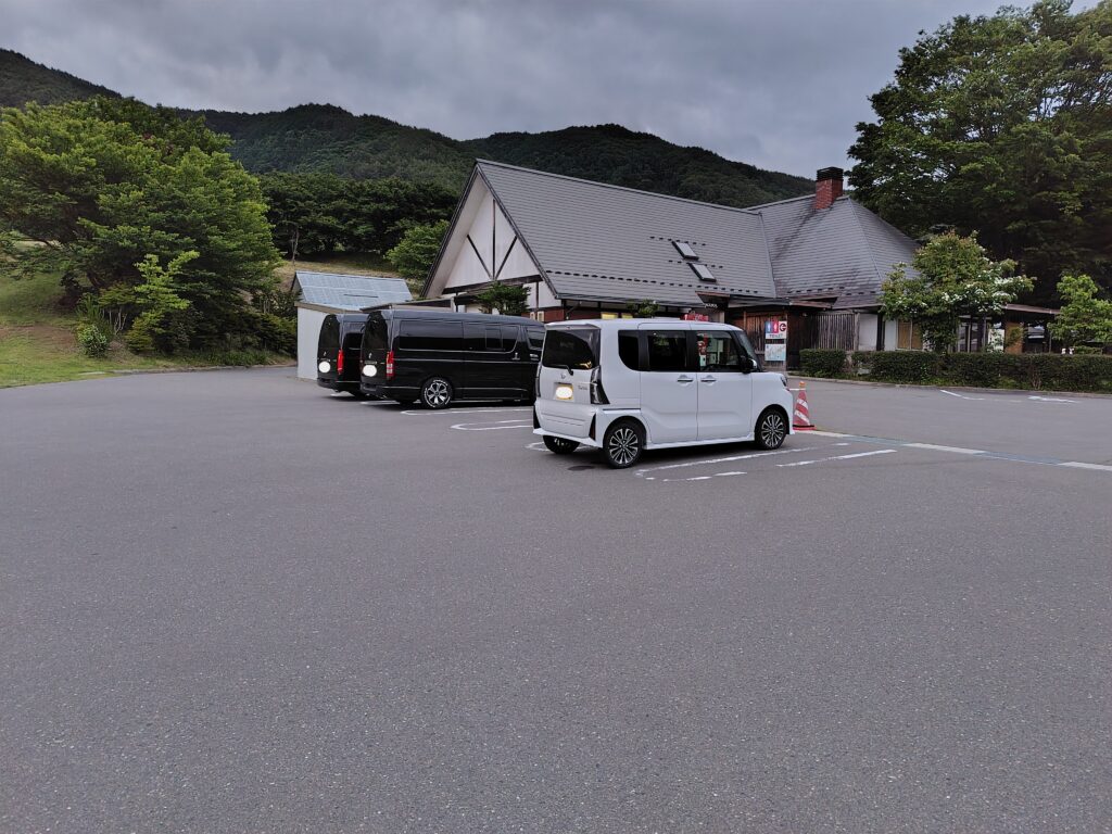 道の駅 南アルプスむら長谷の食堂横のトイレ付近駐車場（傾斜あり）