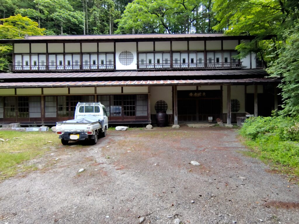 青木鉱泉の建物