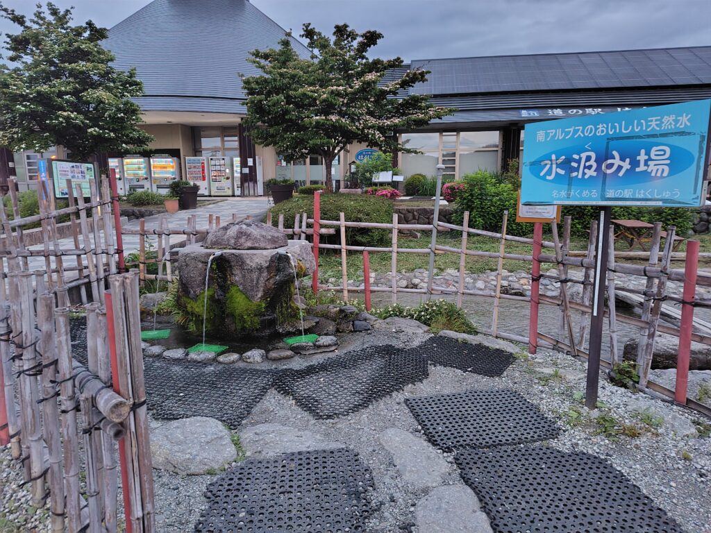 道の駅 はくしゅうの水汲み場。早朝から利用している人が多い