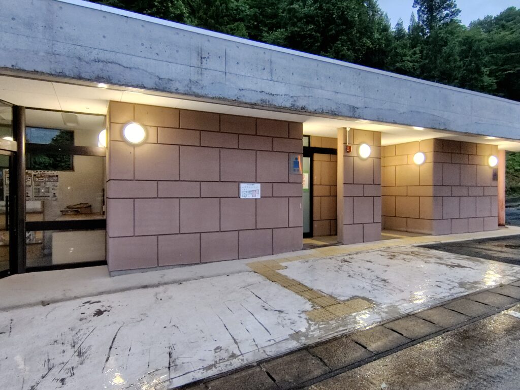 道の駅 大日岳 西側トイレの外観