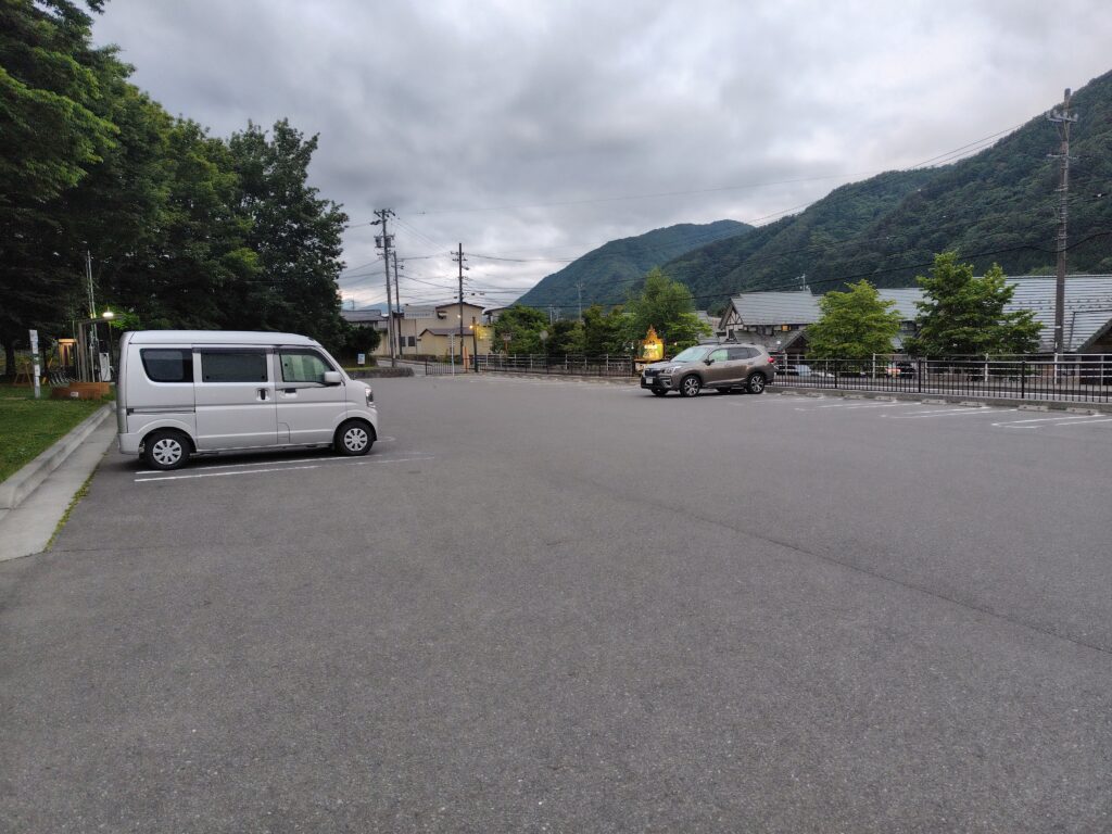 道の駅 南アルプスむら長谷の直売所前の駐車場