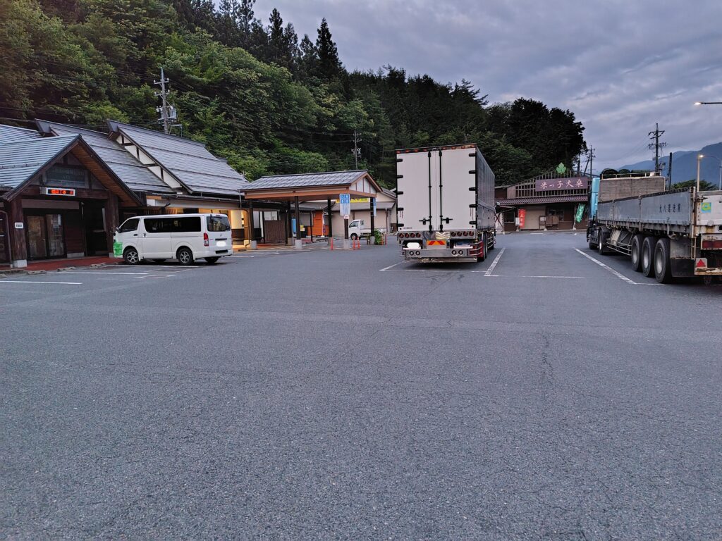 道の駅 大桑 トイレ前駐車場と大型車駐車場