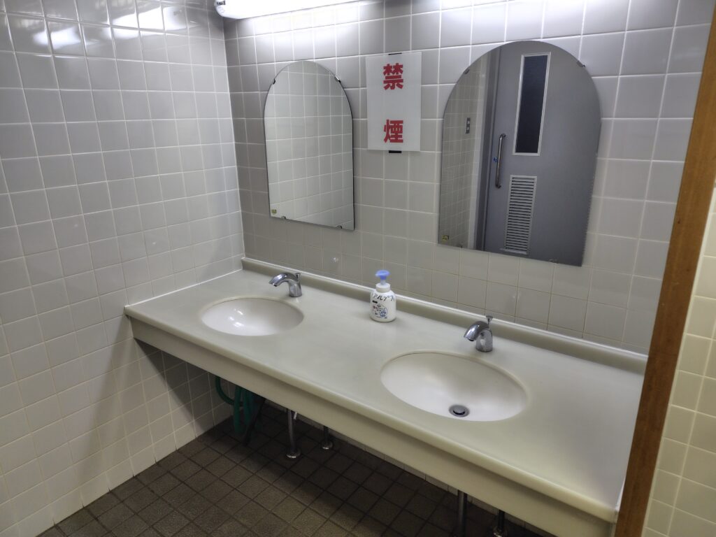 道の駅 南アルプスむら長谷の食堂横トイレ洗面台
